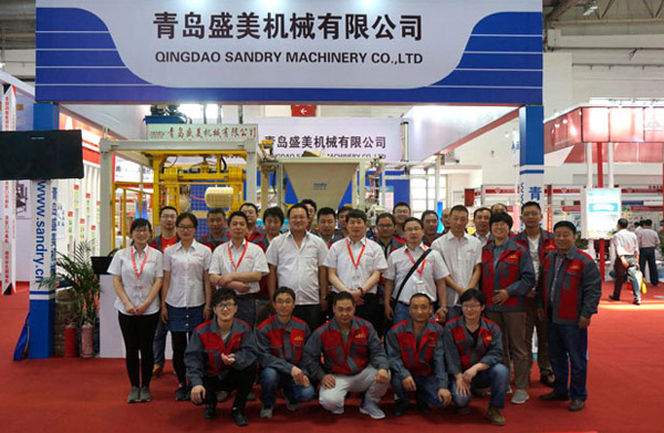 球客岛官网展会员工合影